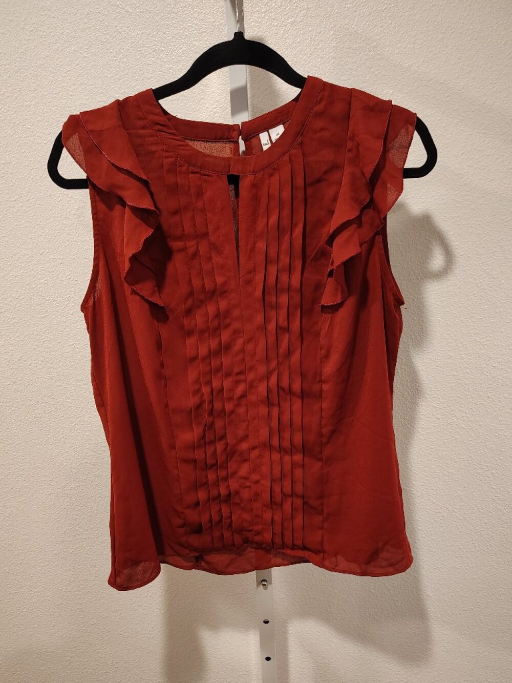 ELLE Women's Blouse Size Medium Burgundy Pintuck Pleats Fluttery Ruffle Accents